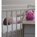 Veilleuse projection ourson rose sur table de chevet de bébé